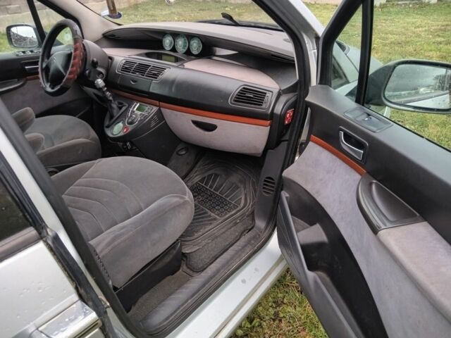 Ситроен С8 2004 в Луцке на Automoto.ua Серый Ситроен С8, объемом двигателя 2.2 л и пробегом 295 тыс. км за 3200 $, фото 10 на Automoto.ua