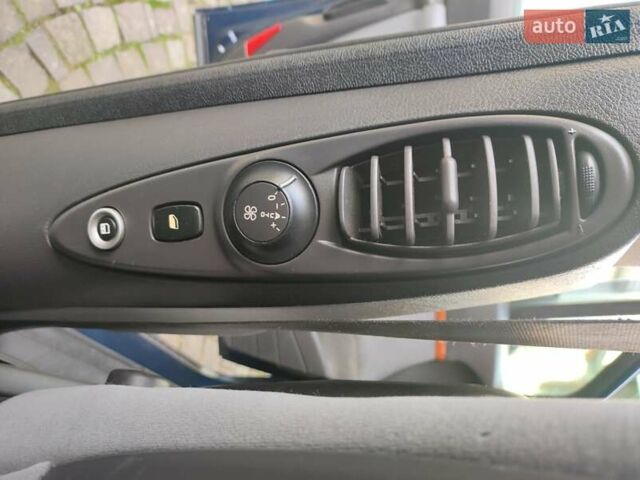 Синій Сітроен С8, об'ємом двигуна 2.2 л та пробігом 270 тис. км за 5300 $, фото 5 на Automoto.ua