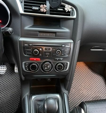 Белый Ситроен ДС4, объемом двигателя 1.6 л и пробегом 255 тыс. км за 7650 $, фото 14 на Automoto.ua