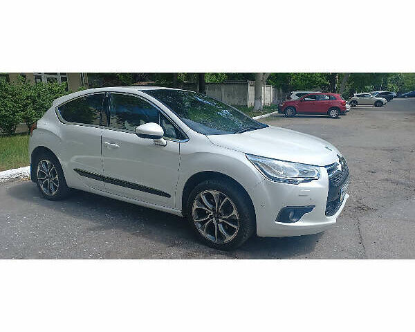 Белый Ситроен ДС4, объемом двигателя 1.6 л и пробегом 45 тыс. км за 10000 $, фото 2 на Automoto.ua