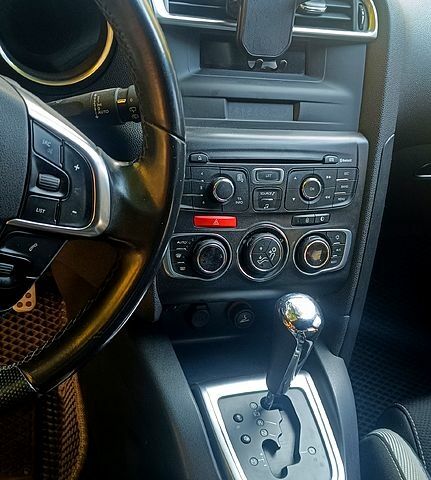 Белый Ситроен ДС4, объемом двигателя 1.6 л и пробегом 119 тыс. км за 9000 $, фото 2 на Automoto.ua