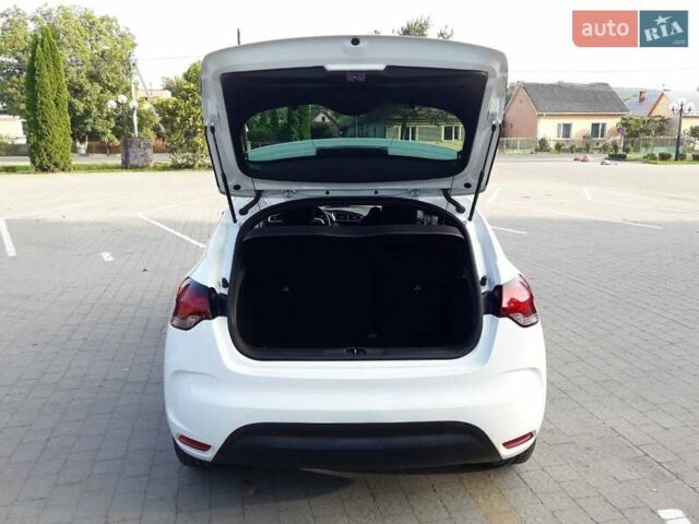 Білий Сітроен ДС4, об'ємом двигуна 1.6 л та пробігом 176 тис. км за 8700 $, фото 11 на Automoto.ua