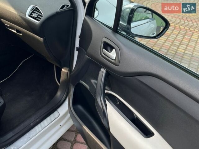 Білий Сітроен ДС4, об'ємом двигуна 2 л та пробігом 191 тис. км за 11200 $, фото 13 на Automoto.ua