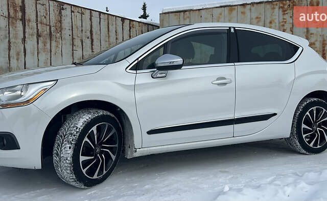 Белый Ситроен ДС4, объемом двигателя 2 л и пробегом 24 тыс. км за 11200 $, фото 1 на Automoto.ua