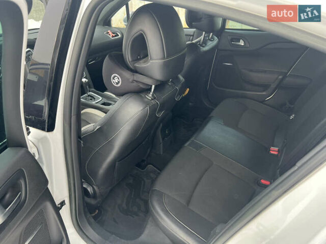 Белый Ситроен ДС4, объемом двигателя 2 л и пробегом 24 тыс. км за 11200 $, фото 7 на Automoto.ua