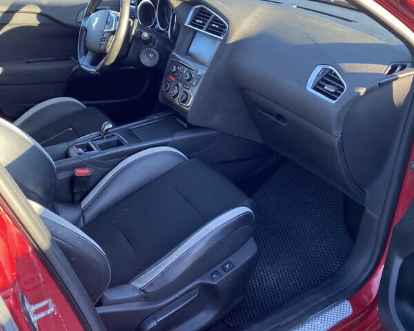 Красный Ситроен ДС4, объемом двигателя 1.56 л и пробегом 134 тыс. км за 10500 $, фото 5 на Automoto.ua