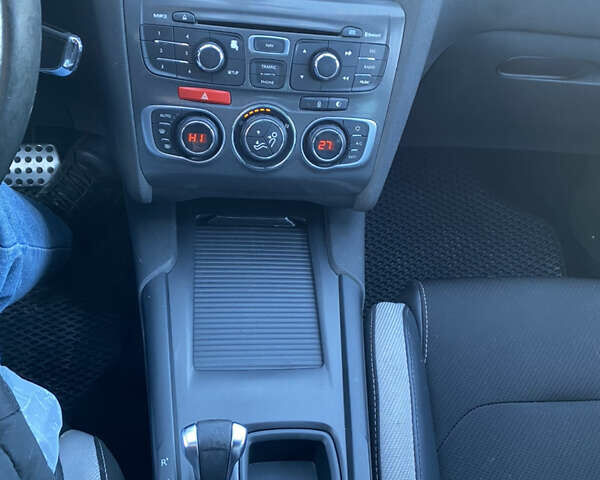 Красный Ситроен ДС4, объемом двигателя 1.56 л и пробегом 134 тыс. км за 10500 $, фото 14 на Automoto.ua