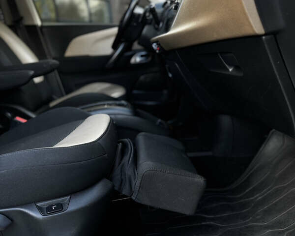 Ситроен Гранд С4 Пикассо 2014 в Тернополе на Automoto.ua Белый Ситроен Гранд С4 Пикассо, объемом двигателя 2 л и пробегом 205 тыс. км за 13350 $, фото 44 на Automoto.ua