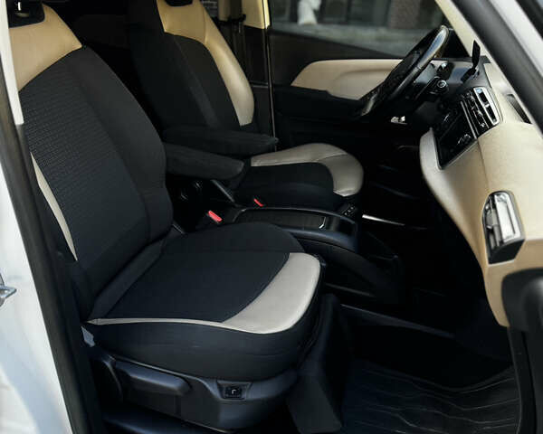 Ситроен Гранд С4 Пикассо 2014 в Тернополе на Automoto.ua Белый Ситроен Гранд С4 Пикассо, объемом двигателя 2 л и пробегом 205 тыс. км за 13350 $, фото 41 на Automoto.ua