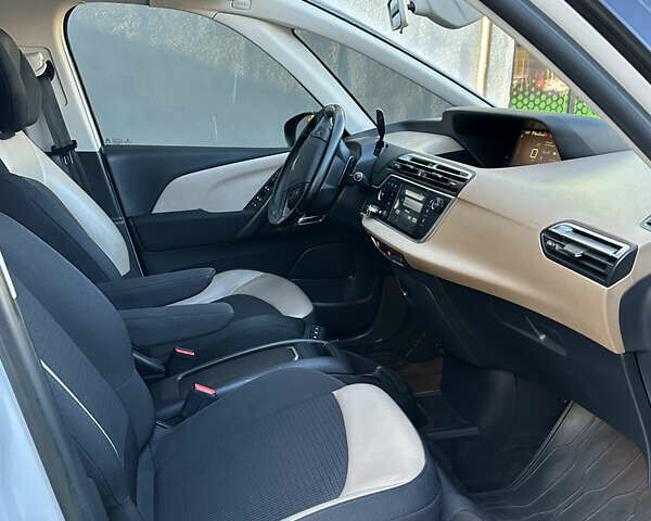 Белый Ситроен Гранд С4 Пикассо, объемом двигателя 2 л и пробегом 206 тыс. км за 12450 $, фото 18 на Automoto.ua