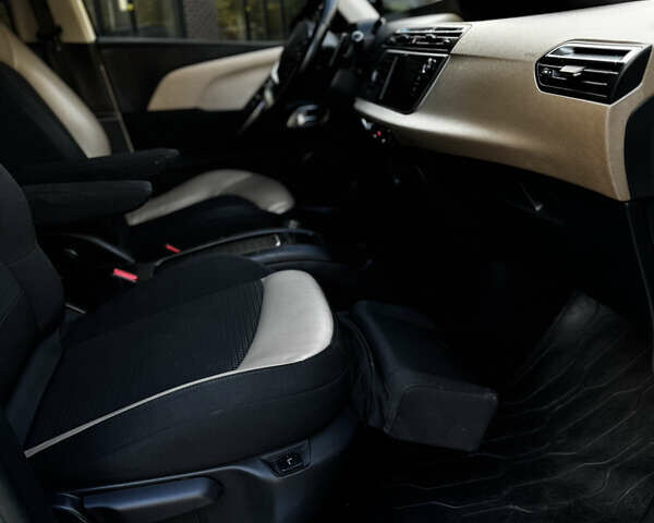 Ситроен Гранд С4 Пикассо 2014 в Тернополе на Automoto.ua Белый Ситроен Гранд С4 Пикассо, объемом двигателя 2 л и пробегом 205 тыс. км за 13350 $, фото 42 на Automoto.ua