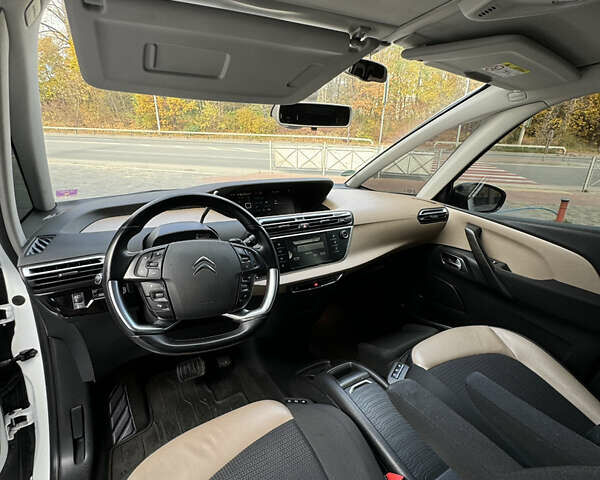 Ситроен Гранд С4 Пикассо 2014 в Тернополе на Automoto.ua Белый Ситроен Гранд С4 Пикассо, объемом двигателя 2 л и пробегом 205 тыс. км за 13350 $, фото 74 на Automoto.ua