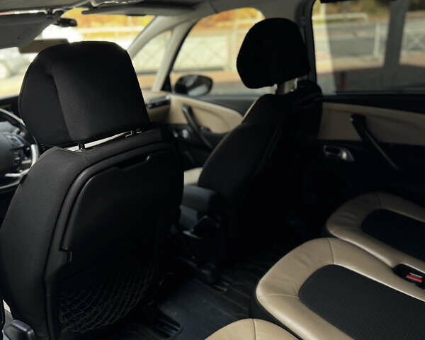 Ситроен Гранд С4 Пикассо 2014 в Тернополе на Automoto.ua Белый Ситроен Гранд С4 Пикассо, объемом двигателя 2 л и пробегом 205 тыс. км за 13350 $, фото 71 на Automoto.ua