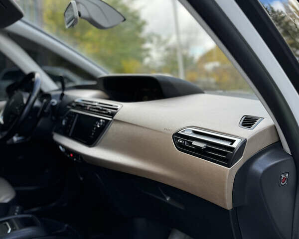 Ситроен Гранд С4 Пикассо 2014 в Тернополе на Automoto.ua Белый Ситроен Гранд С4 Пикассо, объемом двигателя 2 л и пробегом 205 тыс. км за 13350 $, фото 45 на Automoto.ua