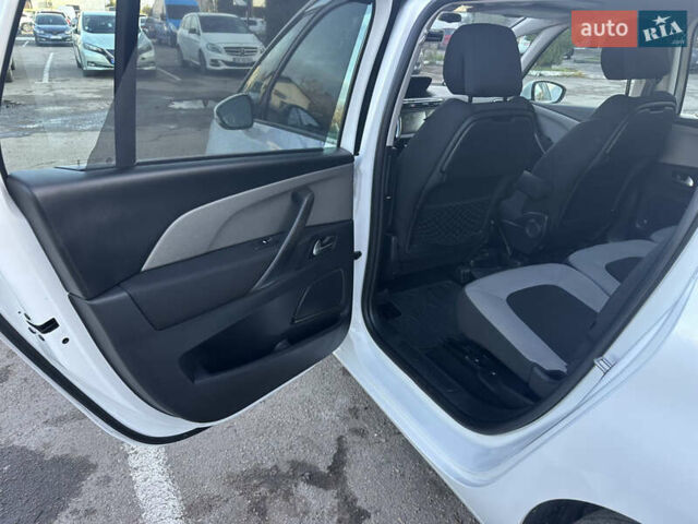 Белый Ситроен Гранд С4 Пикассо, объемом двигателя 1.6 л и пробегом 214 тыс. км за 12300 $, фото 45 на Automoto.ua