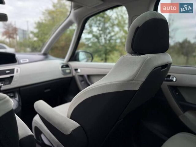 Черный Ситроен Гранд С4 Пикассо, объемом двигателя 1.7 л и пробегом 210 тыс. км за 7500 $, фото 48 на Automoto.ua