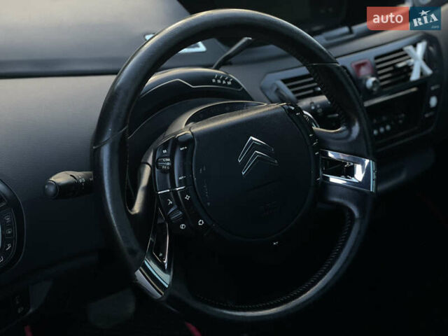 Красный Ситроен Гранд С4 Пикассо, объемом двигателя 1.56 л и пробегом 215 тыс. км за 5999 $, фото 31 на Automoto.ua
