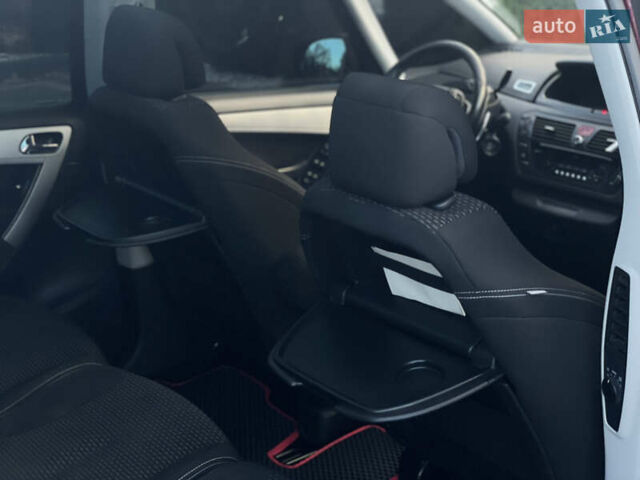 Красный Ситроен Гранд С4 Пикассо, объемом двигателя 1.56 л и пробегом 217 тыс. км за 5999 $, фото 45 на Automoto.ua