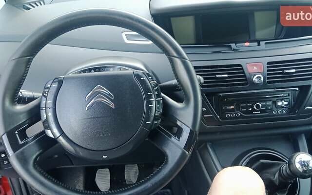 Червоний Сітроен Гранд С4 Пікассо, об'ємом двигуна 2 л та пробігом 300 тис. км за 7997 $, фото 77 на Automoto.ua