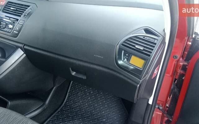 Червоний Сітроен Гранд С4 Пікассо, об'ємом двигуна 2 л та пробігом 300 тис. км за 7997 $, фото 73 на Automoto.ua