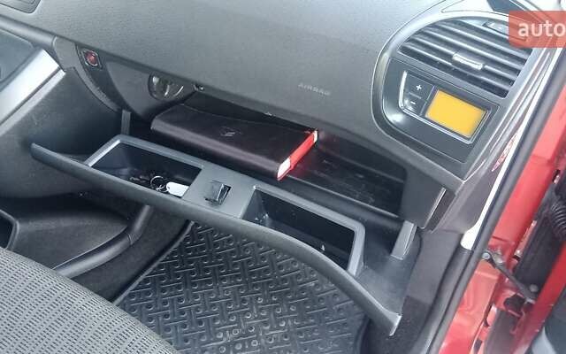 Ситроен Гранд С4 Пикассо 2012 в Черткове на Automoto.ua Красный Ситроен Гранд С4 Пикассо, объемом двигателя 2 л и пробегом 300 тыс. км за 7997 $, фото 76 на Automoto.ua