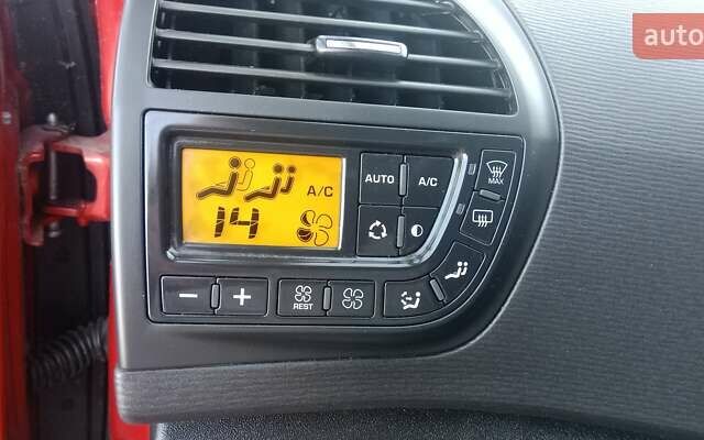 Красный Ситроен Гранд С4 Пикассо, объемом двигателя 2 л и пробегом 305 тыс. км за 8100 $, фото 107 на Automoto.ua