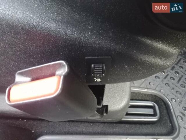 Червоний Сітроен Гранд С4 Пікассо, об'ємом двигуна 2 л та пробігом 300 тис. км за 7997 $, фото 100 на Automoto.ua