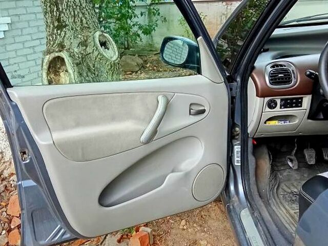 Серый Ситроен Пикассо, объемом двигателя 1.7 л и пробегом 277 тыс. км за 3500 $, фото 2 на Automoto.ua