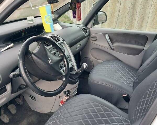 Белый Ситроен Ксара Пикассо, объемом двигателя 1.6 л и пробегом 260 тыс. км за 4100 $, фото 2 на Automoto.ua