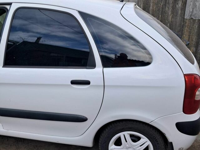 Білий Сітроен Ксара Пікассо, об'ємом двигуна 1.6 л та пробігом 260 тис. км за 4100 $, фото 4 на Automoto.ua