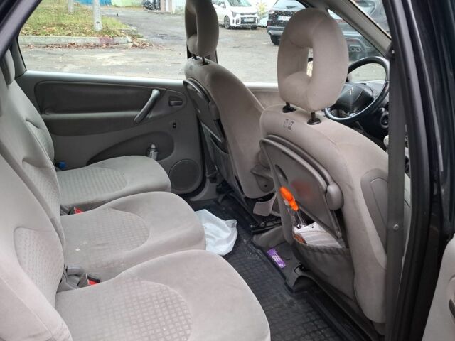 Черный Ситроен Ксара Пикассо, объемом двигателя 1.6 л и пробегом 259 тыс. км за 1600 $, фото 3 на Automoto.ua