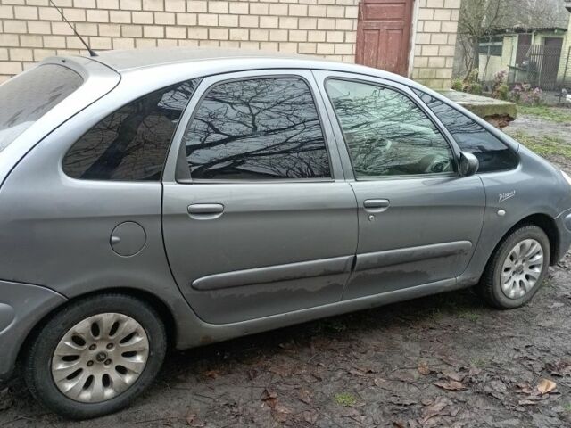 Серый Ситроен Ксара Пикассо, объемом двигателя 1.7 л и пробегом 1000 тыс. км за 3500 $, фото 2 на Automoto.ua