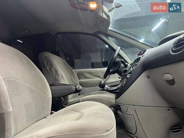 Серый Ситроен Ксара Пикассо, объемом двигателя 1.59 л и пробегом 242 тыс. км за 3900 $, фото 12 на Automoto.ua