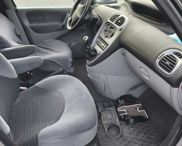 Серый Ситроен Ксара Пикассо, объемом двигателя 1.59 л и пробегом 141 тыс. км за 3000 $, фото 2 на Automoto.ua