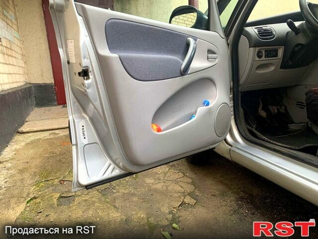 Серый Ситроен Ксара Пикассо, объемом двигателя 1.6 л и пробегом 263 тыс. км за 4200 $, фото 7 на Automoto.ua