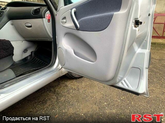 Серый Ситроен Ксара Пикассо, объемом двигателя 1.6 л и пробегом 263 тыс. км за 4200 $, фото 5 на Automoto.ua