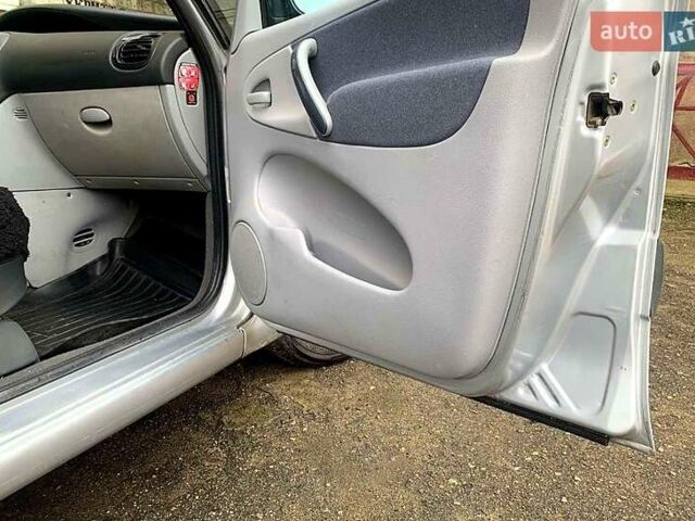 Серый Ситроен Ксара Пикассо, объемом двигателя 1.6 л и пробегом 263 тыс. км за 4200 $, фото 4 на Automoto.ua