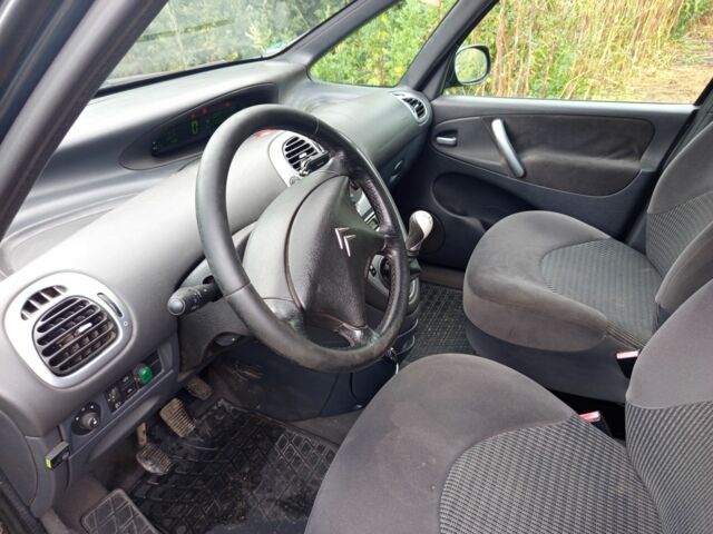 Сірий Сітроен Ксара Пікассо, об'ємом двигуна 1.6 л та пробігом 300 тис. км за 3950 $, фото 3 на Automoto.ua