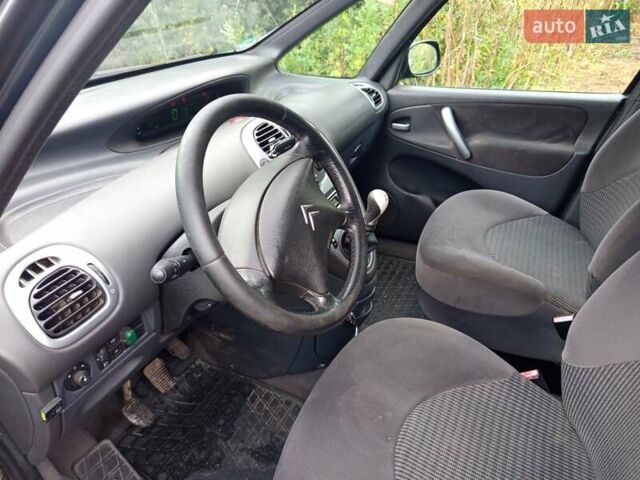 Серый Ситроен Ксара Пикассо, объемом двигателя 1.6 л и пробегом 300 тыс. км за 3950 $, фото 2 на Automoto.ua