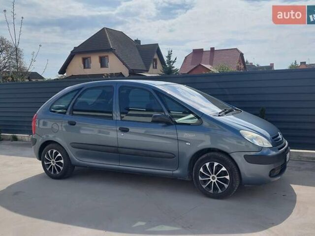 Серый Ситроен Ксара Пикассо, объемом двигателя 1.59 л и пробегом 217 тыс. км за 4500 $, фото 1 на Automoto.ua