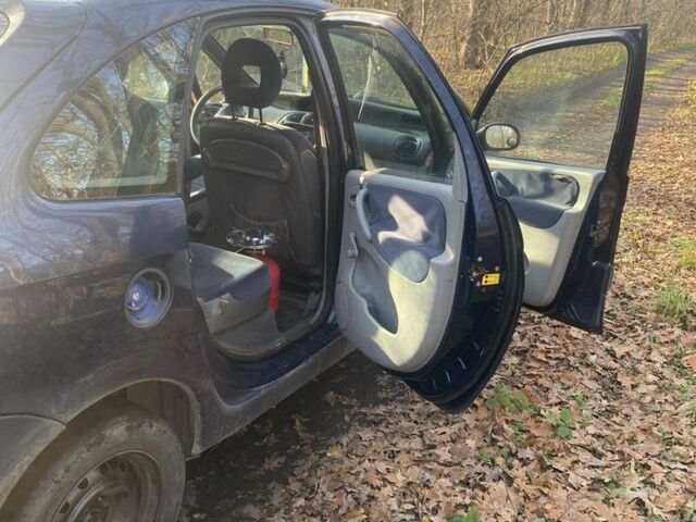 Синий Ситроен Ксара Пикассо, объемом двигателя 2 л и пробегом 302 тыс. км за 1400 $, фото 5 на Automoto.ua