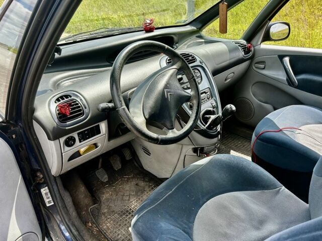 Синий Ситроен Ксара Пикассо, объемом двигателя 1.6 л и пробегом 330 тыс. км за 1800 $, фото 5 на Automoto.ua