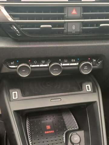 Белый Ситроен e-C4, объемом двигателя 0 л и пробегом 70 тыс. км за 17200 $, фото 10 на Automoto.ua