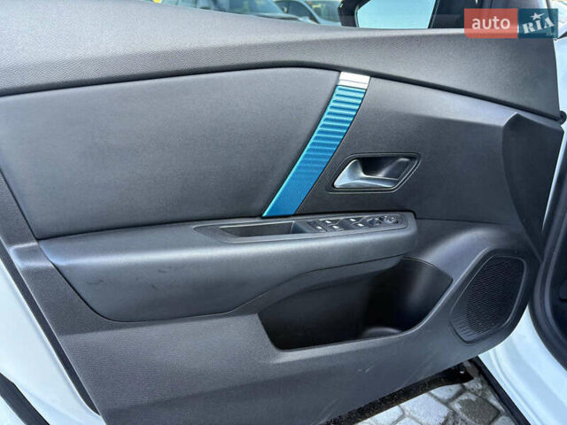 Белый Ситроен e-C4, объемом двигателя 0 л и пробегом 50 тыс. км за 16590 $, фото 23 на Automoto.ua