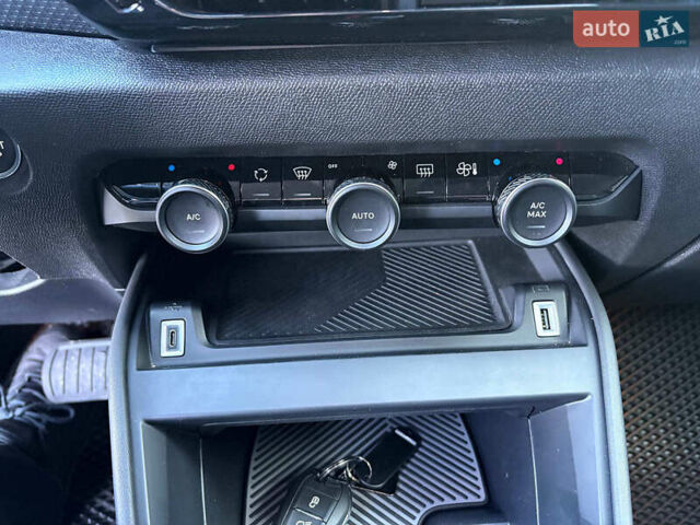 Белый Ситроен e-C4, объемом двигателя 0 л и пробегом 50 тыс. км за 16590 $, фото 25 на Automoto.ua