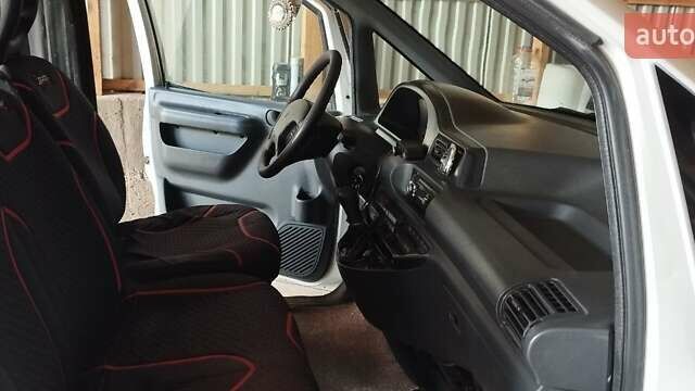 Белый Ситроен Jumpy, объемом двигателя 1.87 л и пробегом 260 тыс. км за 3000 $, фото 3 на Automoto.ua