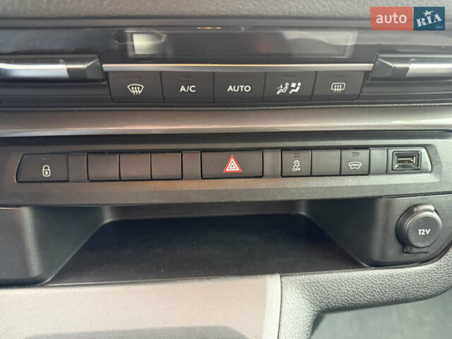 Серый Ситроен Space Tourer, объемом двигателя 2 л и пробегом 150 тыс. км за 27500 $, фото 3 на Automoto.ua