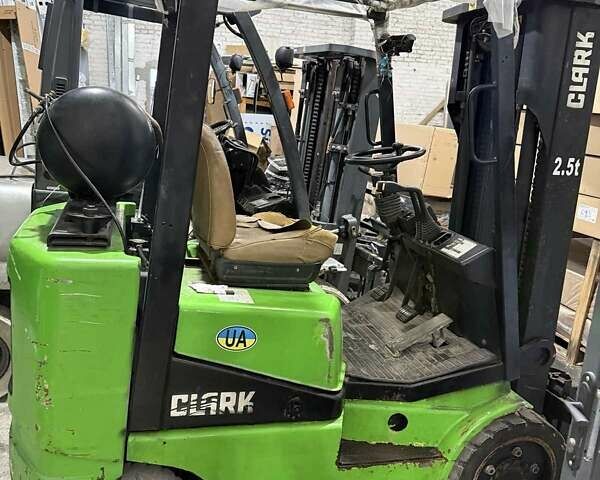 Зеленый Кларк ЦГП, объемом двигателя 2.5 л и пробегом 0 тыс. км за 6000 $, фото 2 на Automoto.ua