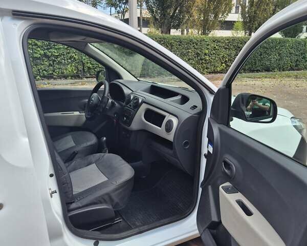 Белый Дачия Доккер, объемом двигателя 1.6 л и пробегом 227 тыс. км за 6200 $, фото 5 на Automoto.ua