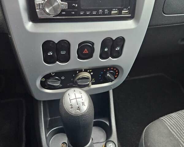 Черный Дачия Логан МСВ, объемом двигателя 1.6 л и пробегом 234 тыс. км за 5300 $, фото 9 на Automoto.ua